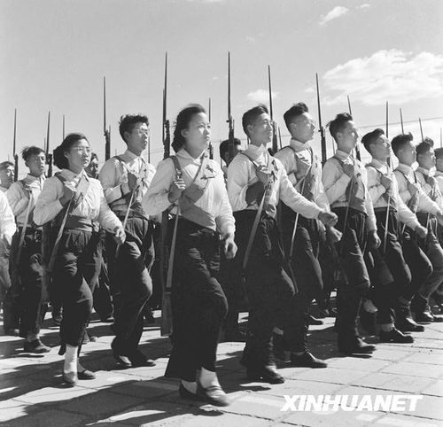 1958年國慶閱兵 民兵方隊規(guī)?？涨?組圖)