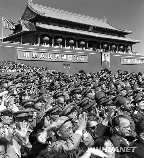 1958年國慶閱兵 民兵方隊規(guī)?？涨?組圖)