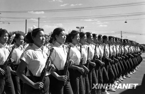 1958年國慶閱兵 民兵方隊(duì)規(guī)?？涨?組圖)