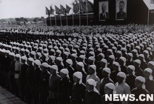 1958年國慶閱兵 民兵方隊(duì)規(guī)?？涨?組圖)