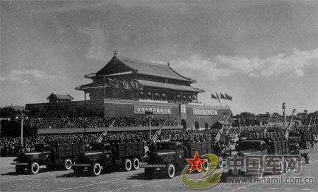 1958年國慶閱兵 民兵方隊(duì)規(guī)?？涨?組圖)