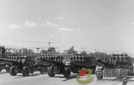 1958年國慶閱兵 民兵方隊規(guī)?？涨?組圖)
