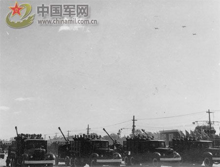 1958年國慶閱兵 民兵方隊規(guī)?？涨?組圖)