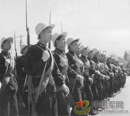 1958年國慶閱兵 民兵方隊規(guī)?？涨?組圖)