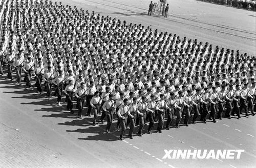 1958年國慶閱兵 民兵方隊規(guī)?？涨?組圖)