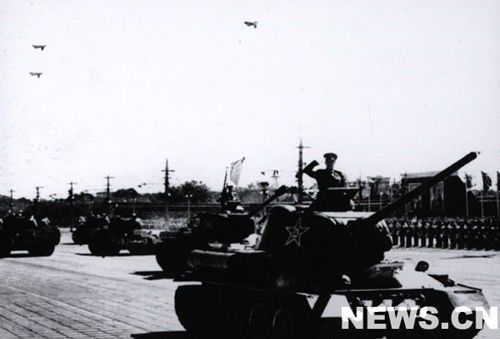1958年國(guó)慶閱兵 民兵方隊(duì)規(guī)?？涨?組圖)