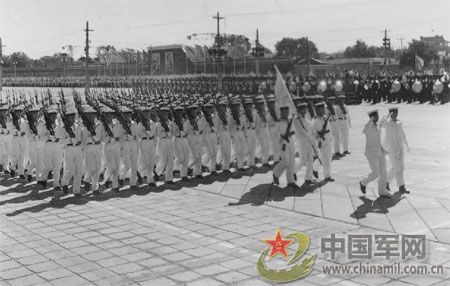 1958年國(guó)慶閱兵 民兵方隊(duì)規(guī)?？涨?組圖)
