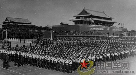 1958年國(guó)慶閱兵 民兵方隊(duì)規(guī)?？涨?組圖)