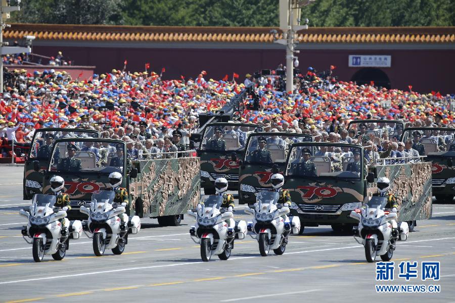 高清：抗戰(zhàn)老兵乘車方隊(duì)通過(guò)天安門(mén)廣場(chǎng)