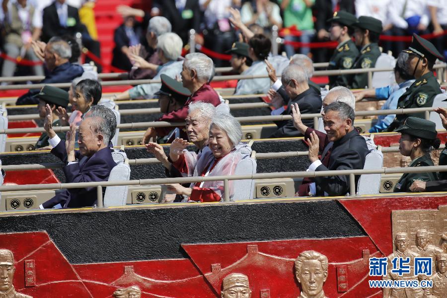 高清：抗戰(zhàn)老兵乘車方隊(duì)通過(guò)天安門廣場(chǎng)