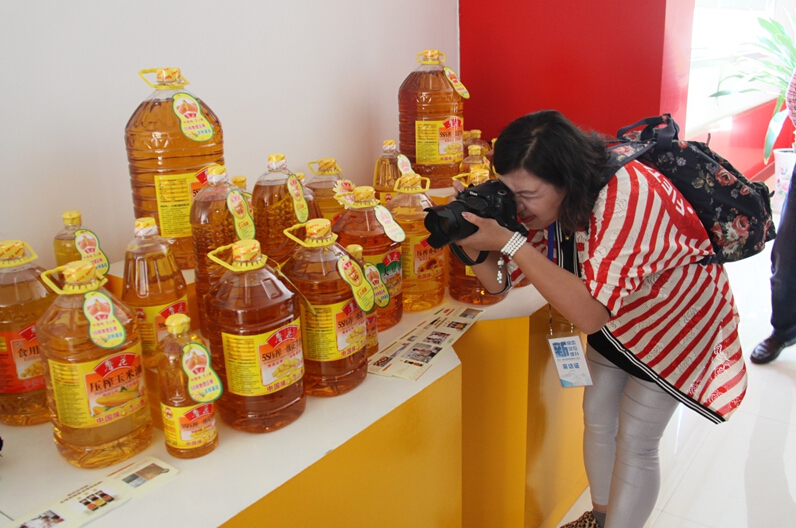 采訪團記者走進煙臺魯花集團