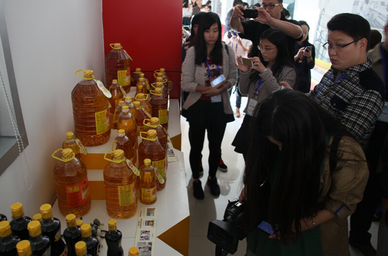 采訪團記者走進煙臺魯花集團