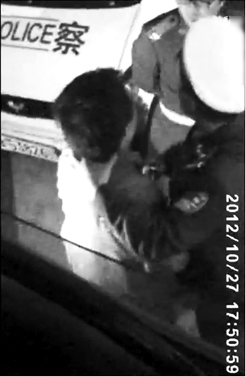 河南獲嘉縣交警攔貨車(chē)收黑錢(qián)：一毛不拔休想走