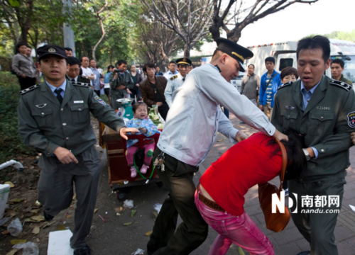 廣州城管掐住女商販脖子強(qiáng)行押上警車(chē)(圖)