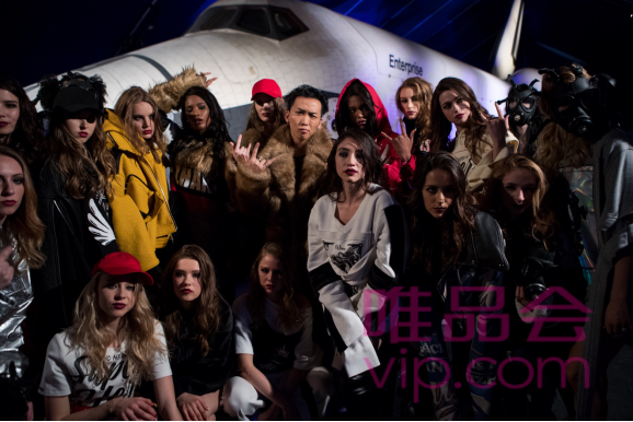 唯品會攜95后流行色登上紐約時裝周 引領(lǐng)消費C2F時代